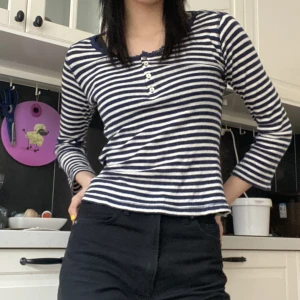 Randig tröja - Brandy Melville vibes. Sjukt söt och jätteskön. Randig tröja med spets vid kragen! Trendigt och timeless! Lätt att styla, nyskick! Nypris: 359kr. Skriv vid intresse!❤️