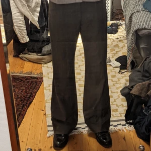 Kostymbyxor - Ett par coola utsvängda kostymbyxor med riktigt snygg passform, bra skick. Står ingen storlek men sitter som 30 ungefär. Kan mötas upp i Stockholm eller frakta 