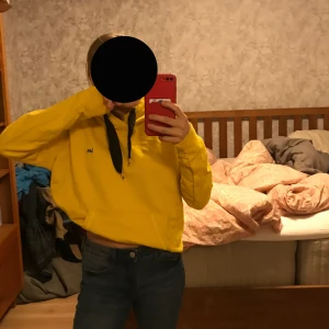 Hoodie  - Gul Lee hoodie i nyskick endast använd 1 gång. Nypris 800kr säljer för 300kr 