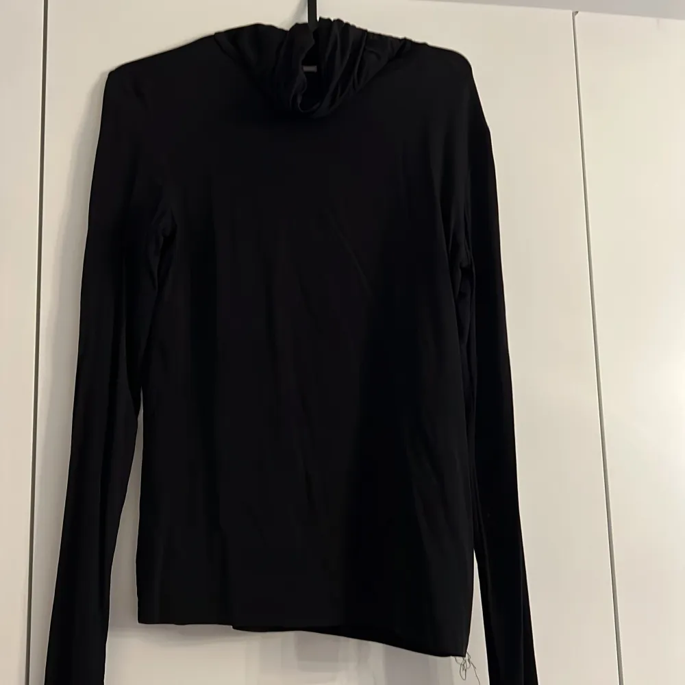 En svart polo tröja från Gina Tricot i ett super mjukt material, lite liknande skims material. Använd fåtal gånger, jättefint skick! Storlek S 🖤. Tröjor & Koftor.