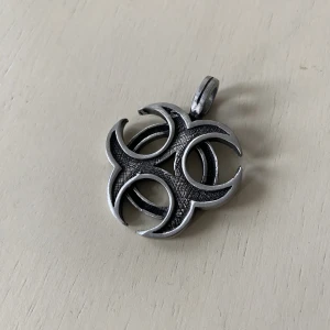 Hängsmycke - Coolt alternativt hängsmycke till halsband. Kommer ej till användning därav säljes. För fler bilder kontakta mig. Köp nu! Frakt 13 kr frimärke vid köp med swish.