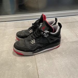 Jordan 4 bred 2012 - Jordan 4 bred ifrån 2012 dem är i storlek 39 och är i mycket använt skick men fina! Hör av dig vid fler bilder eller info!