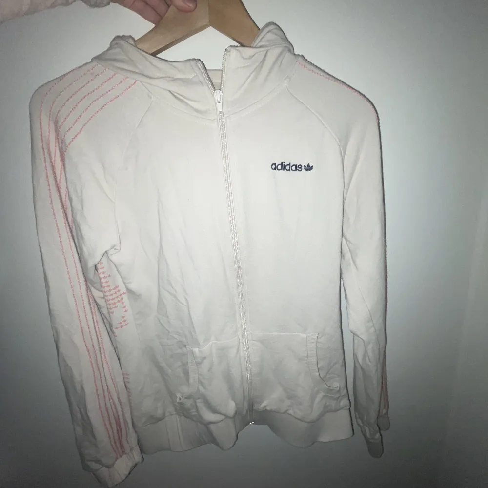 Jätte snygg vit hoodie från adidas med rosa detaljer på armarna o på ryggen, aldrig använd av mig men köpt på Sellpy för 300 o säljer nu för 175💕. Hoodies.