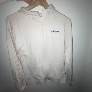 Jätte snygg vit hoodie från adidas med rosa detaljer på armarna o på ryggen, aldrig använd av mig men köpt på Sellpy för 300 o säljer nu för 175💕