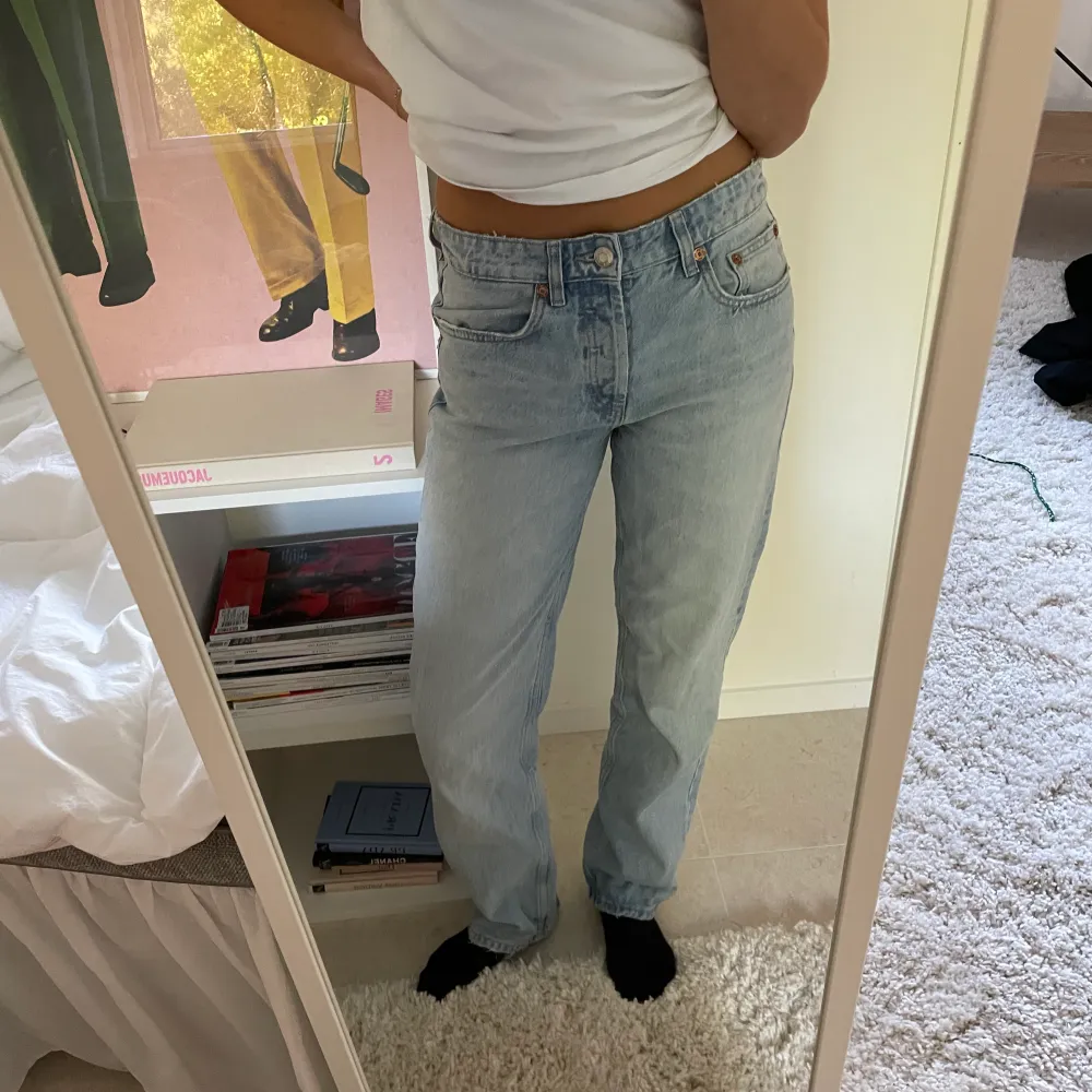 Så snygga jeans i den perfekta raka modellen🤍 Jag är 171 cm och passar perfekt i längden!. Jeans & Byxor.