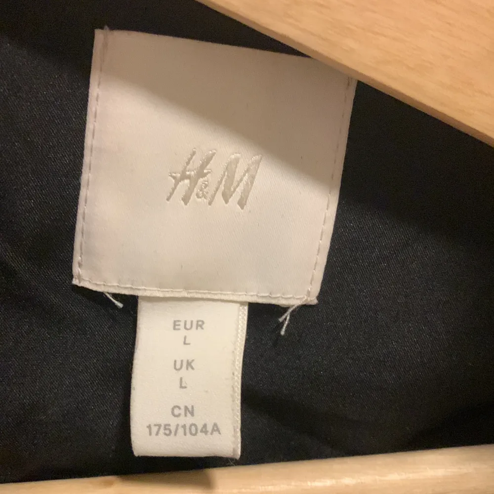  En svart päls jacka i storlek L passar också för er som har M från H&M. Jag har aldrig använt den och är fortfarande i bra skick.. Jackor.