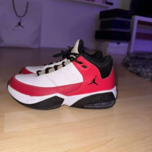 Jordan - Säljer dessa Jordans som jag fick i present så vet tyvärr inte modellen, ordinarie kartong medföljer❤️ de är endast använda några få gånger och är i fint skick men säljer då de är för små för mig🫶🏽 köparen står för frakten❤️