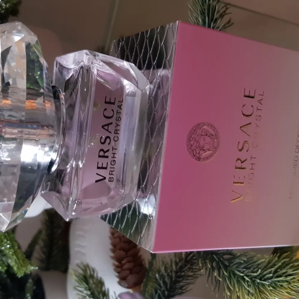 Versace Bright Crystal perfume deodorant 50ml.  Oanvänd  Pris. 210kr  Frakt tillkommer 66kr annars finns i Skänninge  Finns på flera sidor. Övrigt.