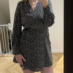 Omlottklänning - Oanvänd omlottklännings från & other stories