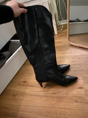 Svarta boots  - Från ABOUT YOU. Aldrig använda! Inköpta för 1200 kr. Klackhöjd ca 4 cm 