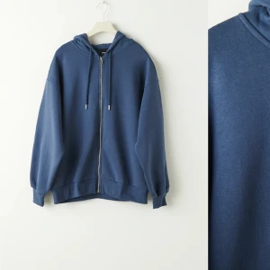 Blå oversized zip hoodie  - Från Gina tricot! Köptes för en månad sedan och är nu helt slutsåld. Som ny! Storlek S men overaized