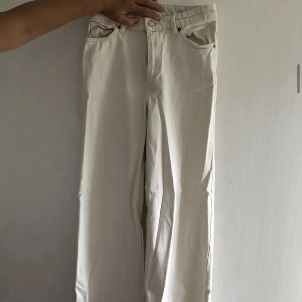 Naturvita jeans från Monki.  Använda men i mycket gott skick. Rökfria.  Strl 25 / 160 cm . Jeans & Byxor.