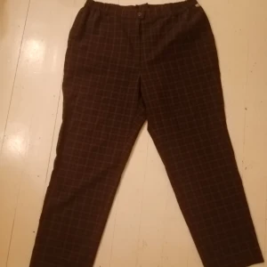 Goblincore byxor - Säljer dessa riktigt fina skogs aktiga byxor. Fint skick.