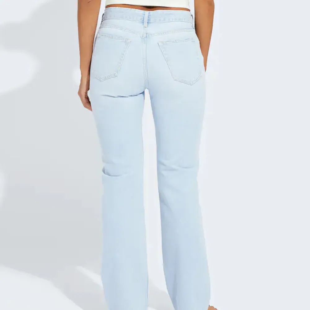 Ljusblå lågmidjade straight jeans från bikbok, stl 28/34 . Jeans & Byxor.