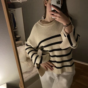 Randig stickad tröja  - Från ABOUT YOU. Köpt för 850 kr.