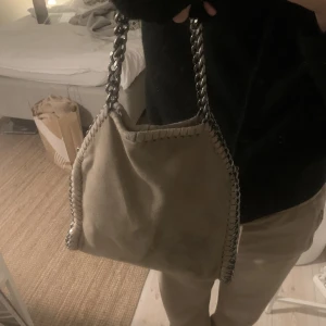 Stella McCartney liknande väska!  - Säljer nu min Stella liknande väska! Så fin och i bra skick! 