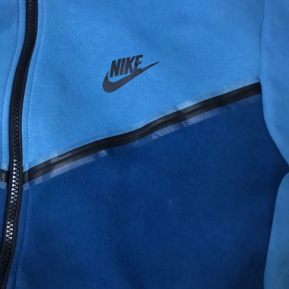 nike tech fleece dutch blue/court blue/black. Helt ny oanvänd. Den är sällsynt o man kan it hitta den lätt. Den har storlek S i man storlek. Ja säljer den för 700 men bud börjar på 600. Först t kvarn. Ställ gärna frågor . Hoodies.