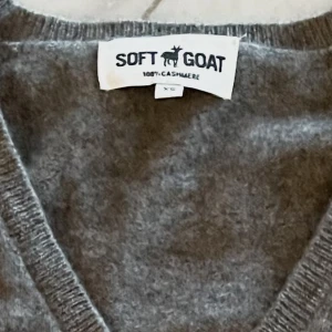 softgoat kashmir  - säljer denna supersnygga soft goat tröjan i kashmir, super skön och jätte snygg❤️ Storlek xs passar mig som en S