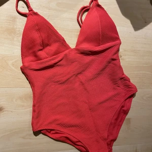 Röd baddräkt  - Oanvänd röd baddräkt, så fin när man fått en tan på sommaren. Passar xs/s, strl 36. Passar någon med B/C-kupa❤️