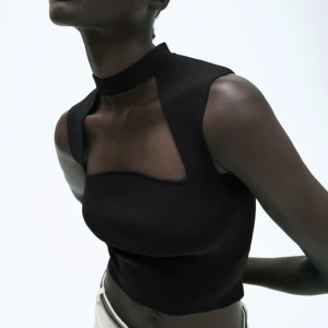 Choker topp Zara - Säljer denna choker topp från Zara, endast provad. Oanvänd. Storlek S.