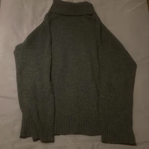 Stickad tröja - Stickad grå tröja med polo från VERO MODA! Stl L, väldig fin som oversize. Köpt för 299kr säljs för 150kr inkl frakten🤍