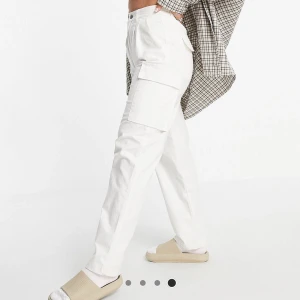 Vita cargobyxor - Cargobyxor från asos. Väldigt bra skick. Stl 40.  Webbbilder pga att de inte görs rättvisa genom mobilkameran. 