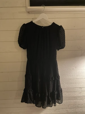 Svart klänning-aldrigt använd  - Kommer inte till använd, oanvänd 