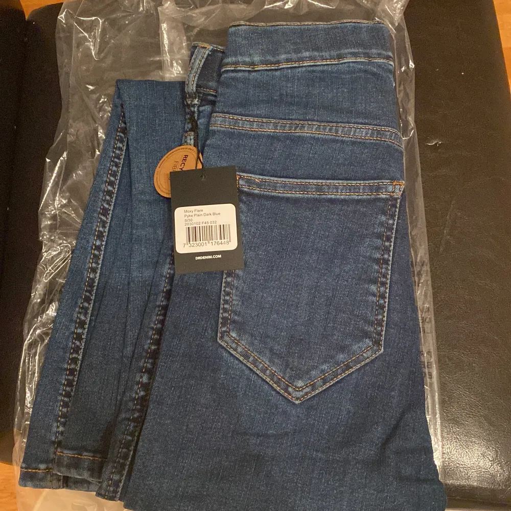 Byxorna var för korta för mig och datumet på returätten gick ut. Dessa är ej använda en ända gång helt nya och rena :) . Jeans & Byxor.