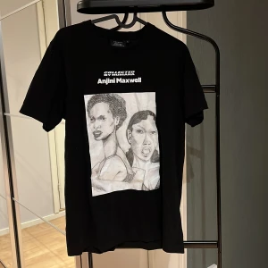 T-shirt  - T-shirt från humana kollektion i strl s. Plagget är som nytt.
