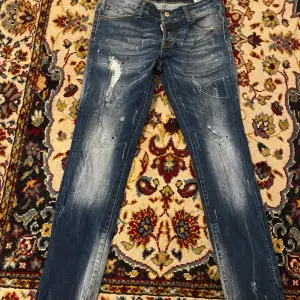 Fake Dsquared2 jeans bra kvalitet 