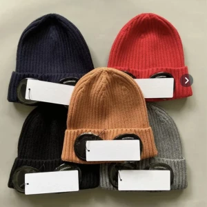 CP company mössa - Helt oanvända med tags, finns i de färgerna som finns på bild. Obs, kopior därav priset.