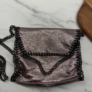 Stella maccartney liknande väska - Säljer denna jättefina Stella maccartny liknade väska, knappt använd och i väldigt fint skick💗frakt tillkommer💕kom med bud🫶