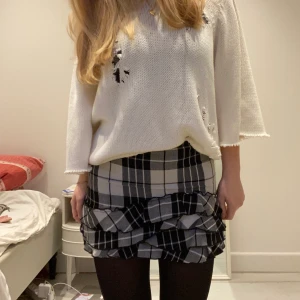 Rutig kjol - Säljer denna galet snygga rutiga kjol💞knappt använd så i bra skick. Möts upp på Östermalm eller fraktar 🖤 