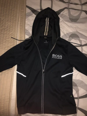 Hugo boss hoodie  - Säljer min Hugo boss hoodie för ett väldigt bra skick. Den är felfri, inga skador. Denna modell är även sälsynt och går ej få tag i butik.
