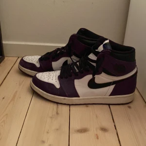 Jordan 1 high - Säljer min Jordan 1 retro high og court purpel. Storlek 43. Skriv för fler bilder och frågor!