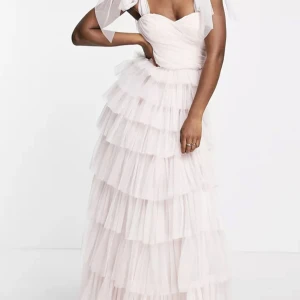 Balklänning - 🌟SÄLJER SLUTSÅLD KLÄNNING🌟 som är helt oanvänd, lägg alltid på budet med 20kr, skriv för frågor💞🥰