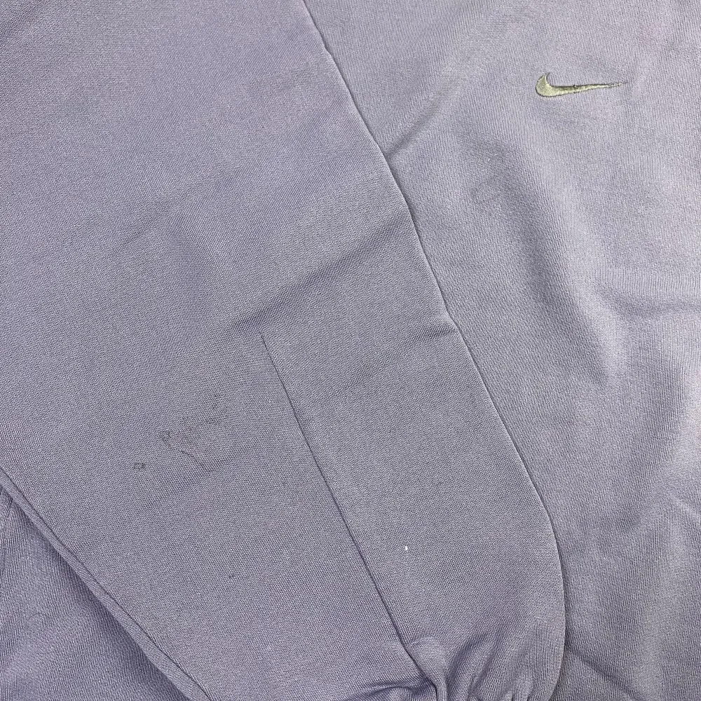 Vintage Nike Sweatshirt i storlek XXL i blå/lila färg. Tyvärr många fläckar på plagget därav priset. Skriv om du har några fler frågor:). Tröjor & Koftor.
