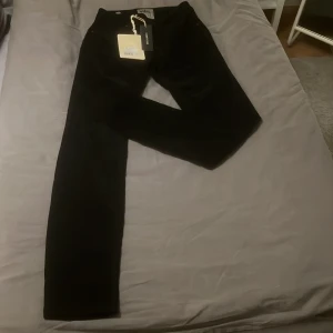 Svarta Morris byxor🖤 - Ett par helt oanvända Morris byxor i svart färg och i sammet material🖤 Väldigt fina och sitter bra vid midjan inte så tajta, mid waist och lite luftiga vid ankeln🫶🏽  Stl 2(Xs/S)