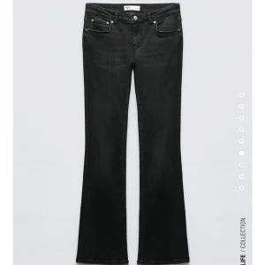 Lågmidjade bootcut jeans - Jättefina lågmidjade bootcut jeans från zara, lappen borta men aldrig använda. Som nya, slutsålda på hemsidan!!💗väldigt stretchiga, passar mig bra som är 167