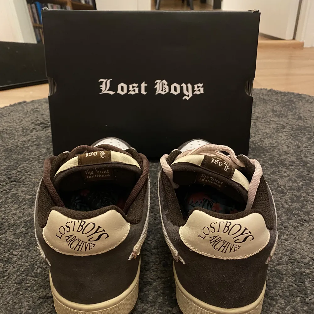 Ett par Lost Boys Archives skor i storlek 44. Dessa skor är släppta limited edition så säljs inte längre. Använda 3-4 gånger så de är i fint skick. Mer bilder kan skickas vid önskan. . Skor.
