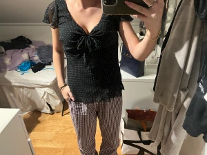 Blus  - En prickig blus, storlek S/M