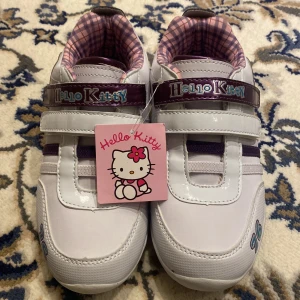 Hello kitty shoes  - Hello kitty skor. Helt nya har aldrig använt dem. 