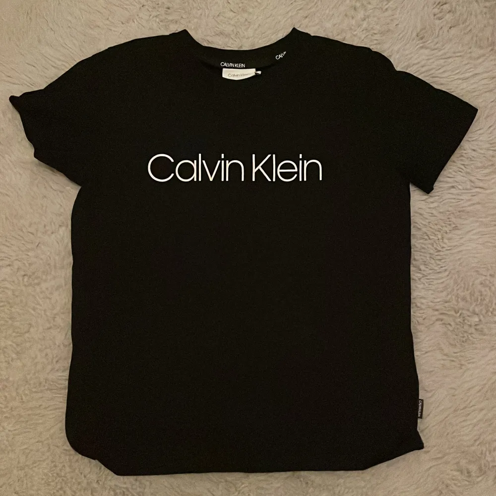 Säljer en Calvin Klein T-shirt dam i storlek Small   Snabb och enkel affär 100kr . T-shirts.