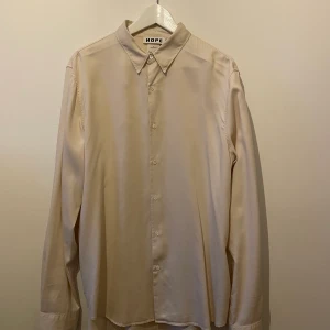 Skjorta - Hope  - Skjorta från Hope. Storlek 42. Oversize. Använd fåtal gånger så väldigt bra skick.