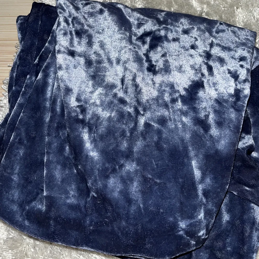 Blåa sammets byxor från Lindex. Kort i modellen o lite stora o stretchiga, flared. Använder inte längre, fint skick.. Jeans & Byxor.