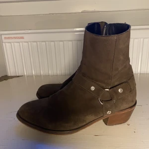 Won hundred boots - Olivgröna won hundred boots i storlek 42 använda en del men fortfarande gott skick Nypris 3000kr