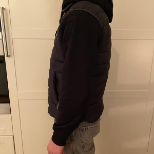 Parajumpers Väst - Säljer nu min väst från Parajumpers. Köpt i butik på Johnells för 3500kr för något år sedan. Skickar gärna fler bilder/detaljer vid behov.