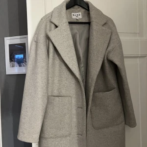 Fin jacka  - Så fin jacka som är för fin för att bara ha hemma och skräpa, använt knappast 3ggr!  Säljer den för 200kr plus frakt. Vill bli av med så kom med förslag med rätt att neka! Storlek 34 men passar S. 