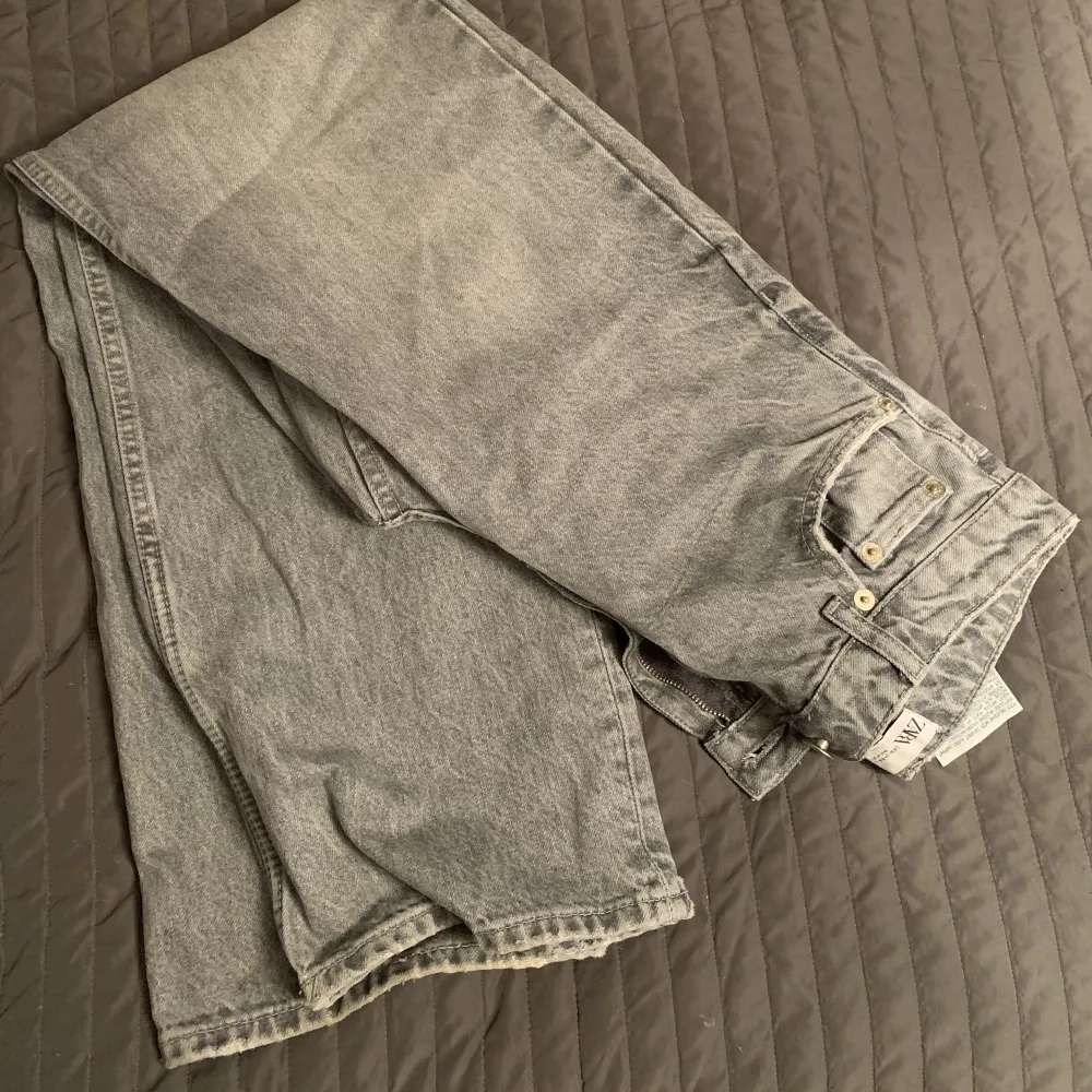 Ett par midrise jeans från zara, helt oanvända storlek 32 men passar 32-36 skulle jag säga, väldigt långa i storleken. Köparen står för frakt . Jeans & Byxor.