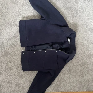 blå kappa  - nu säljer ja min fina blåa kappa från nakd. Jag säljer den för att jag redan har tillräckligt med jackor och denna hänger bara i min garderob. Den är lite nopprig men ja kan fixa till den lite innan jag skickar iväg den.💕